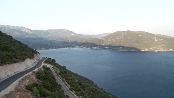 Concetto di viaggio auto vista aerea della strada di montagna vicino al mare a Lefkada isola — Video Stock