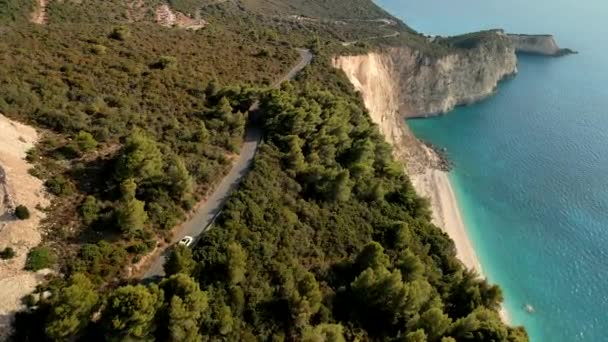 SUV車は山の中のギリシャ島の道路を走行し — ストック動画