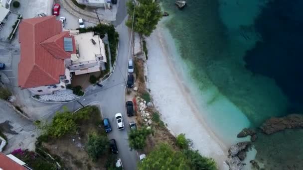 Coche que se mueve por la pequeña ciudad griega en la playa — Vídeo de stock