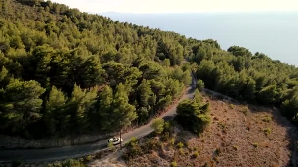 Suv viaggio in auto a Grecia isola strada in montagna — Video Stock