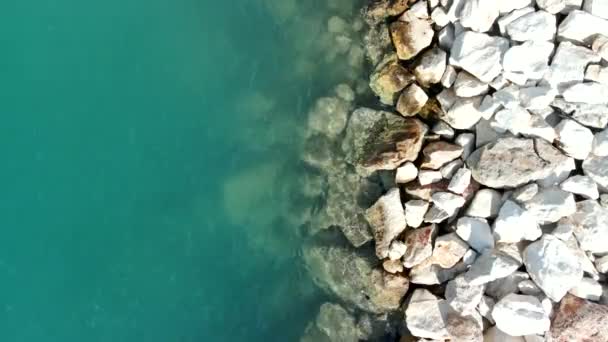 岩と青い澄んだ水で海のビーチの上からの眺め — ストック動画