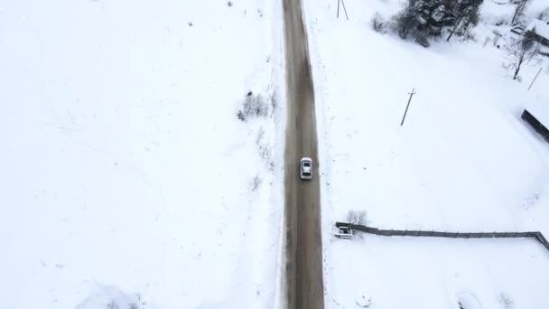 Autó halad előre a téli közúti légi kilátás — Stock videók