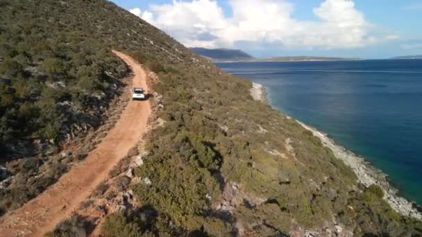 Vista aerea l'auto suv al sentiero strada vicino al mare — Video Stock