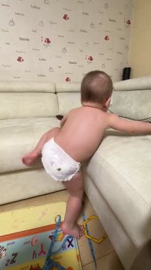 Bebek bezli ilk kez kanepeye tırmanıyor.