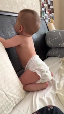 Bebek Yatak Tutma Yatak Başlığı Öğreniyor