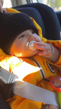 Kış Giysileriyle Arabada Gülümseyen Bebek