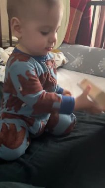 Yürüyen Çocuk Tahta Oyuncak ve Toplarla Oynuyor.