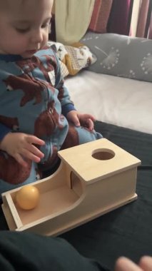 Yürüyen Çocuk Tahta Oyuncak ve Toplarla Oynuyor.