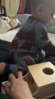 Yürüyen Çocuk Tahta Oyuncak ve Toplarla Oynuyor.