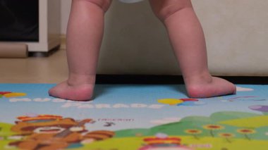 Bebek bezi ile evde keşfe çıkıyor.