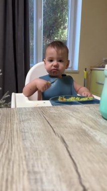 Çatallı Yüksek Sandalyede Tatlı Bebek Yeme