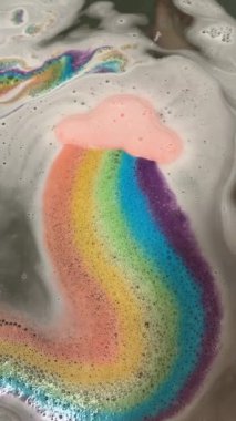 Gökkuşağı Banyo Bombası Suda Çözülüyor.