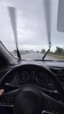 Silecekler POV 'ta Yağmurlu bir otoyolda