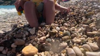 Bebecik Pebbly Sahili Deniz Tatilinde Oynuyor