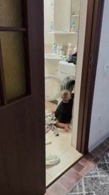 Çocuk Çamaşır Odasını Keşfediyor.