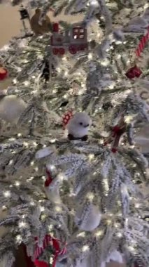 Karla kaplı Noel Ağacı, süslerle süslenmiş.