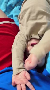 Neşeli Bebek Babamla Renkli Battaniyede Oynuyor