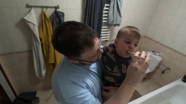 Banyoda Dişleri Bebekle Fırçalayan Baba.