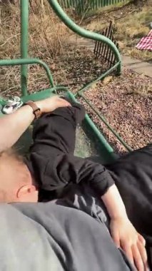 Babayla Dışarıda Bebek Oynuyor Swing ve Piknik Battaniyesi