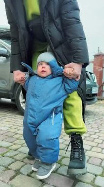 Yürümeye Yeni Başlayan Kış Karı Giysisiyle Öğreniyor.