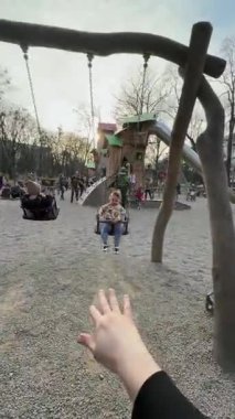 Çocuk Eğlencesi Oyun Bahçesi Perspektifinde Sallanmak