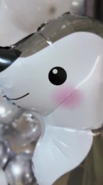 Kutlamalar için Mutlu Yıllar Renkli Balon Düzenlemesi