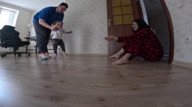 Aile Evdeki İlk Adımları Yakaladı.