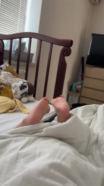 Childs 'ın Ayakları Sıcak Yatak Odasındaki Battaniyeden Gizlice Bakıyor