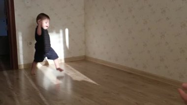 Yürümeye Yeni Başlayan Neşeli Güneş Işığı Odasında Öğreniyor