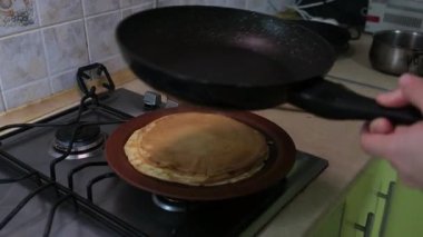Pancake Vurucusunu Kızartma Tavasına Doldur Yaklaş