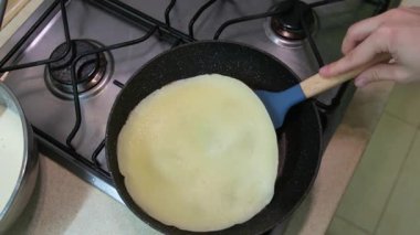 Gaz ocağında krep çeviriyorum. Yakın plan.