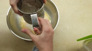 Unu yumurta kasesiyle karıştırıyorum. Baba eli ve yeni yürümeye başlayan çocuk eli yakın.