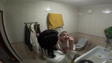 Anne ve Çocuk Banyoda Dişlerini Birlikte Fırçalıyorlar