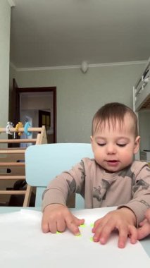 Yürüyen Çocuk Evde Çıkartma Oynuyor.