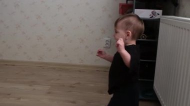 Yürümeye Yeni Başlayan Neşeli Güneş Işığı Odasında Öğreniyor