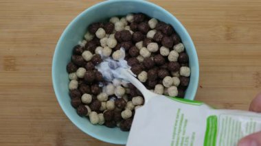 Çikolata ve vanilyalı mısır gevreği.