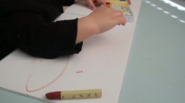 Beyaz Kağıt Kapalı Kalemle Çocuk Çizimi