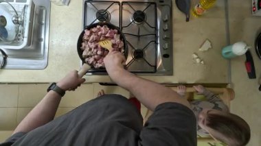 Mutfak Masasında Çocukla Ebeveynler Yemek Pişiriyor