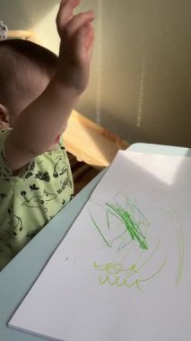 Beyaz Kağıt Kapalı Kalemle Çocuk Çizimi