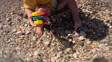 Rocky Sahili Deniz Tatili 'nin tadını çıkaran çocuk