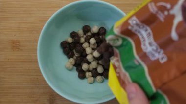 Çikolata ve vanilya gevreğini yukarıdaki kaseye dök.