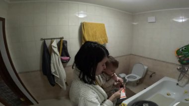 Anne ve Çocuk Banyoda Dişlerini Birlikte Fırçalıyorlar