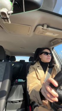 Güneş gözlüklü ve bej ceketli bir adam..