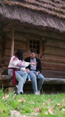 Köy ahşap kulübesinde sazdan çatılı çocuklu bir aile..