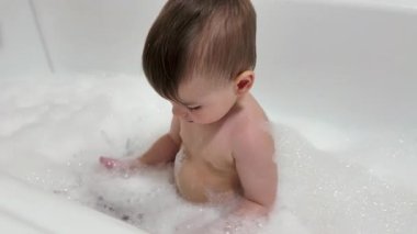 Yürüyen Çocuk Köpük Banyosunun tadını çıkarıyor.