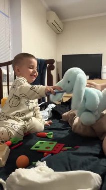 Bebek Yatakta Renkli Şekil Bulmacasıyla Oynuyor.