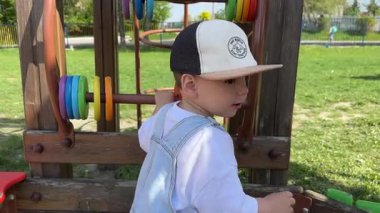 Bebekler güneşli parkta renkli çocuk parkı abaküsleriyle oynuyor..