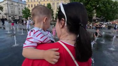 Lviv Ukrayna 'nın tarihi meydanında aile şelalede.