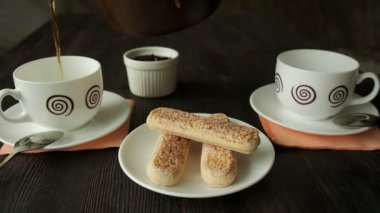 Çay ve bisküvi masada kapatın. Çay partisi.