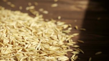 Yan görünüm, ahşap arka plan dökme yulaf